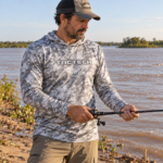 Remera de pesca UV con capucha TACTECH en el Paraná